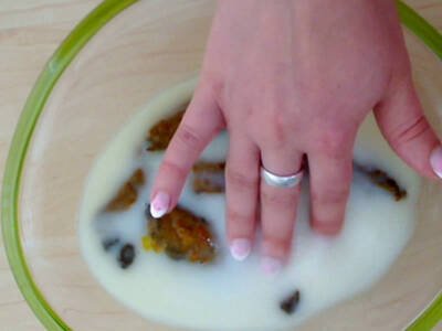 Anna Marie pisst und scheißt in eine Schüssel voll Milch